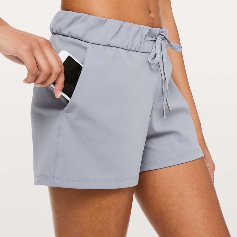 Lululemon on the fly short. 2.5” size 6